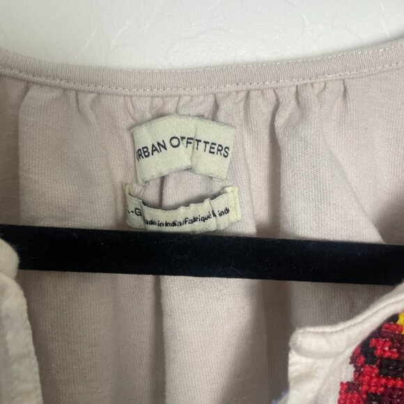 ⭐️ UO Dolly Floral Flower Embroidered Hipster Hippie Artsy Chic Glam Modern Top - Picture 6 of 8